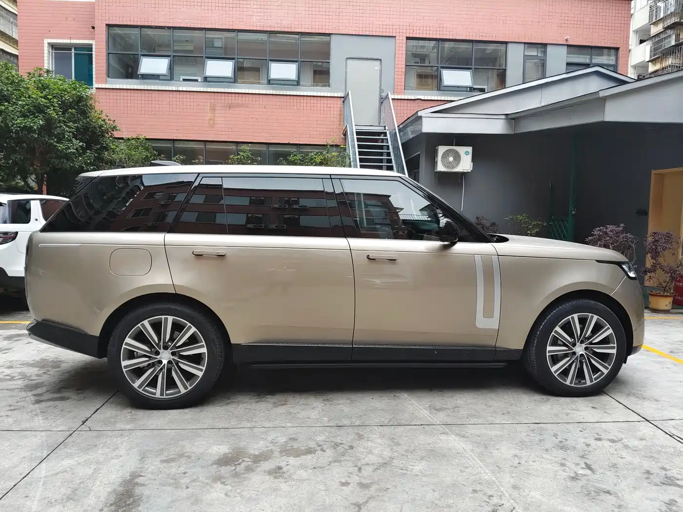 Land Rover Range Rover 2025 3.0 L6 400PS Genesis Extended Wheelbase фото 7