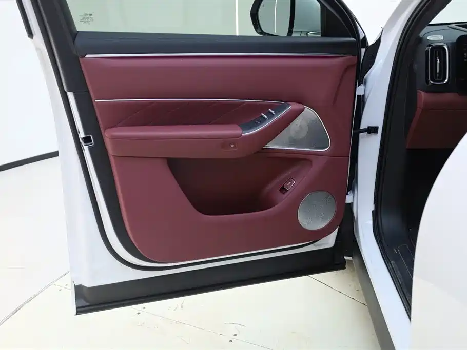 AITO Wenjie AITO M8 2025 Extended Range Ultra 53.4kWh 6-Seater фото 17