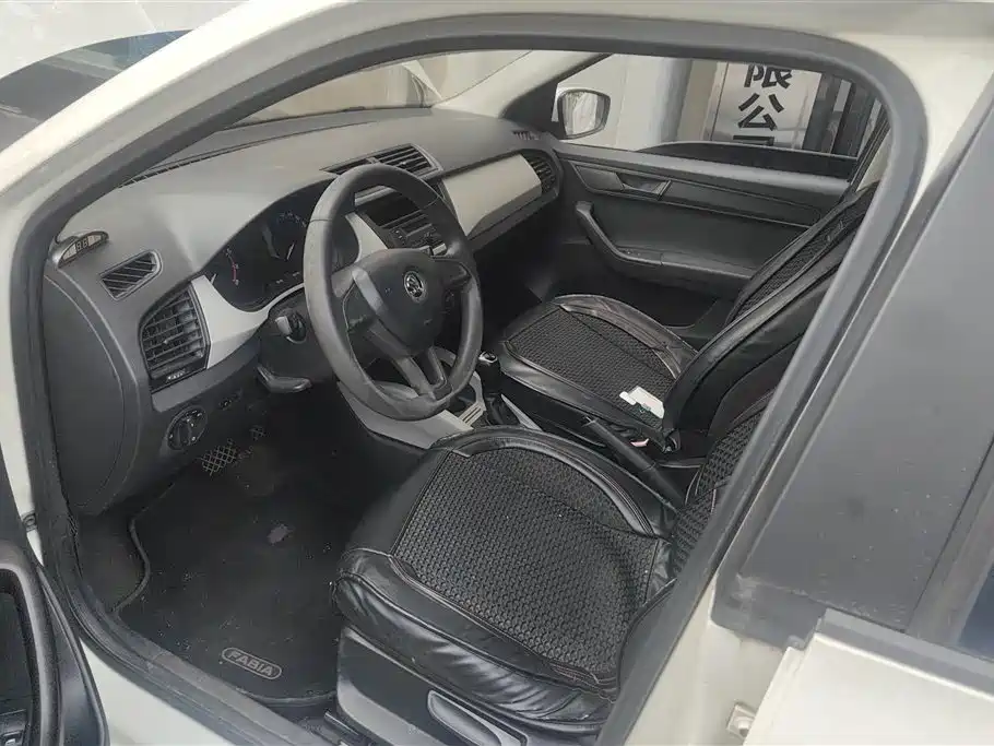 Škoda Fabia 2015 1.4L Automatic Advance Edition фото 9