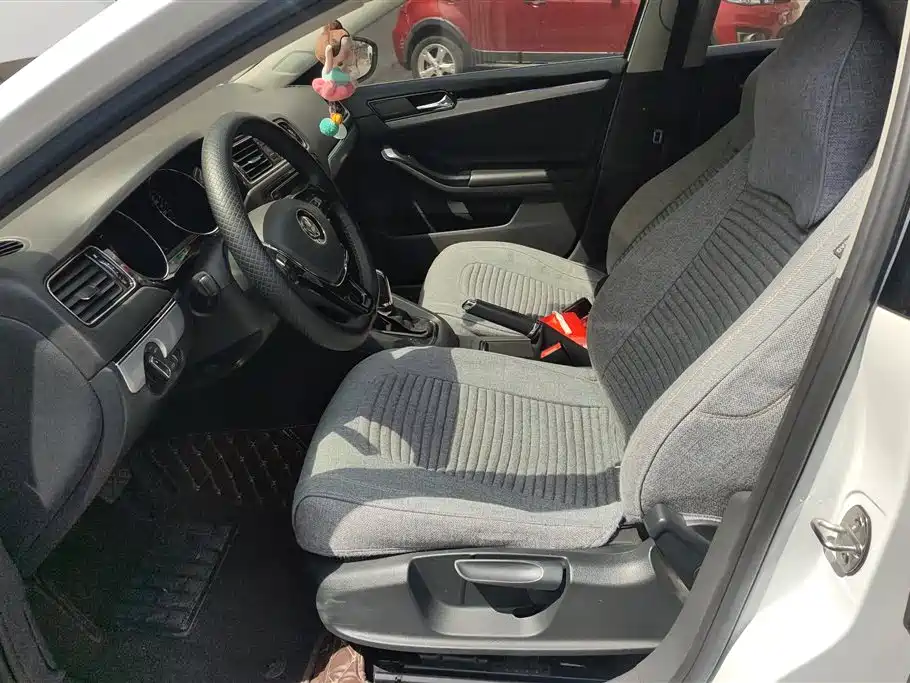 Volkswagen Sagitar 2018 1.6L Automatic Comfort фото 9