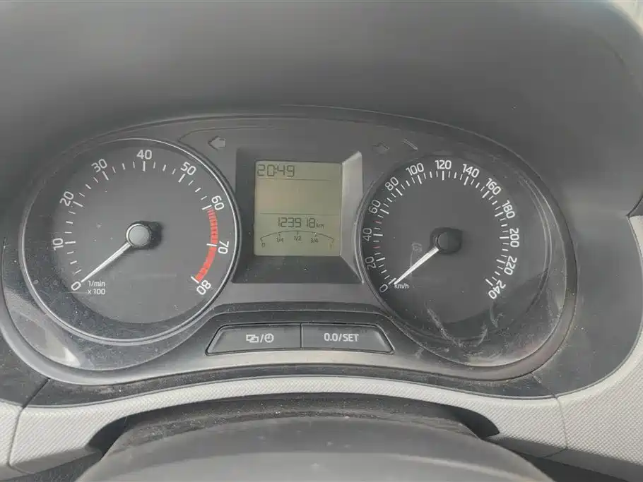 Škoda Fabia 2015 1.4L Automatic Advance Edition фото 14