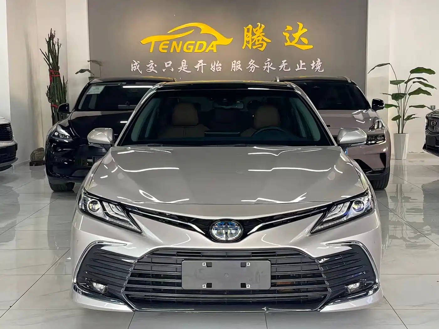 Toyota Camry 2021 Hybrid 2.5HG Luxury Edition фото 2