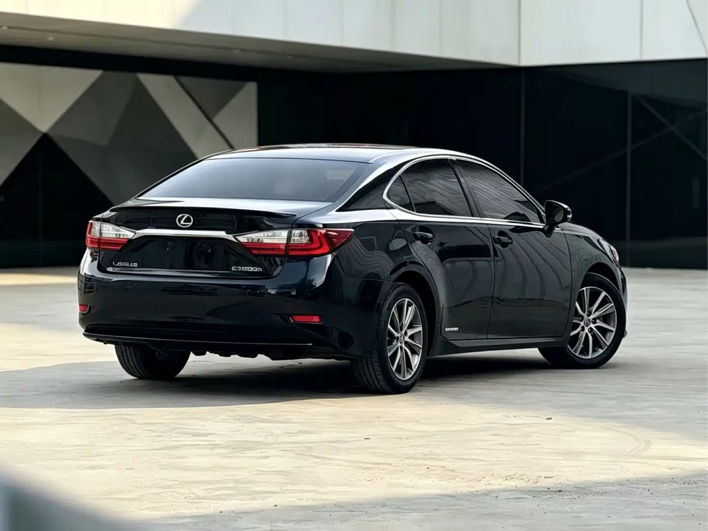 Lexus ES 2015 300h Comfort Edition фото 4