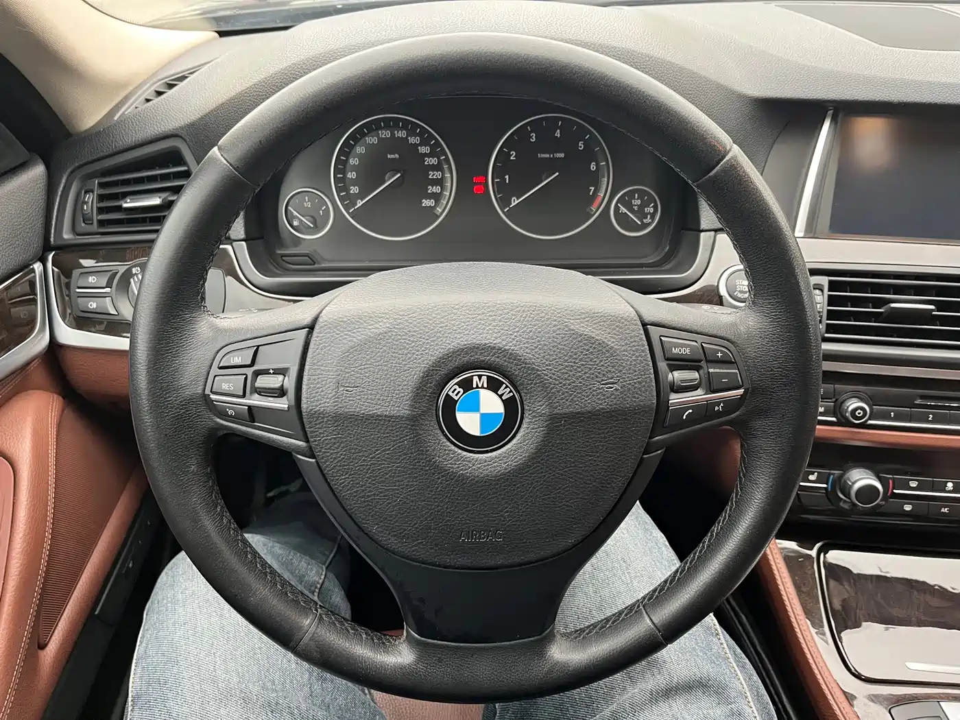 BMW 5 Series 2014 525Li Leading фото 17