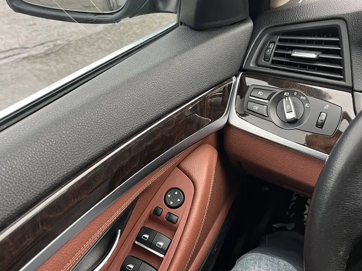 BMW 5 Series 2014 525Li Leading фото 18