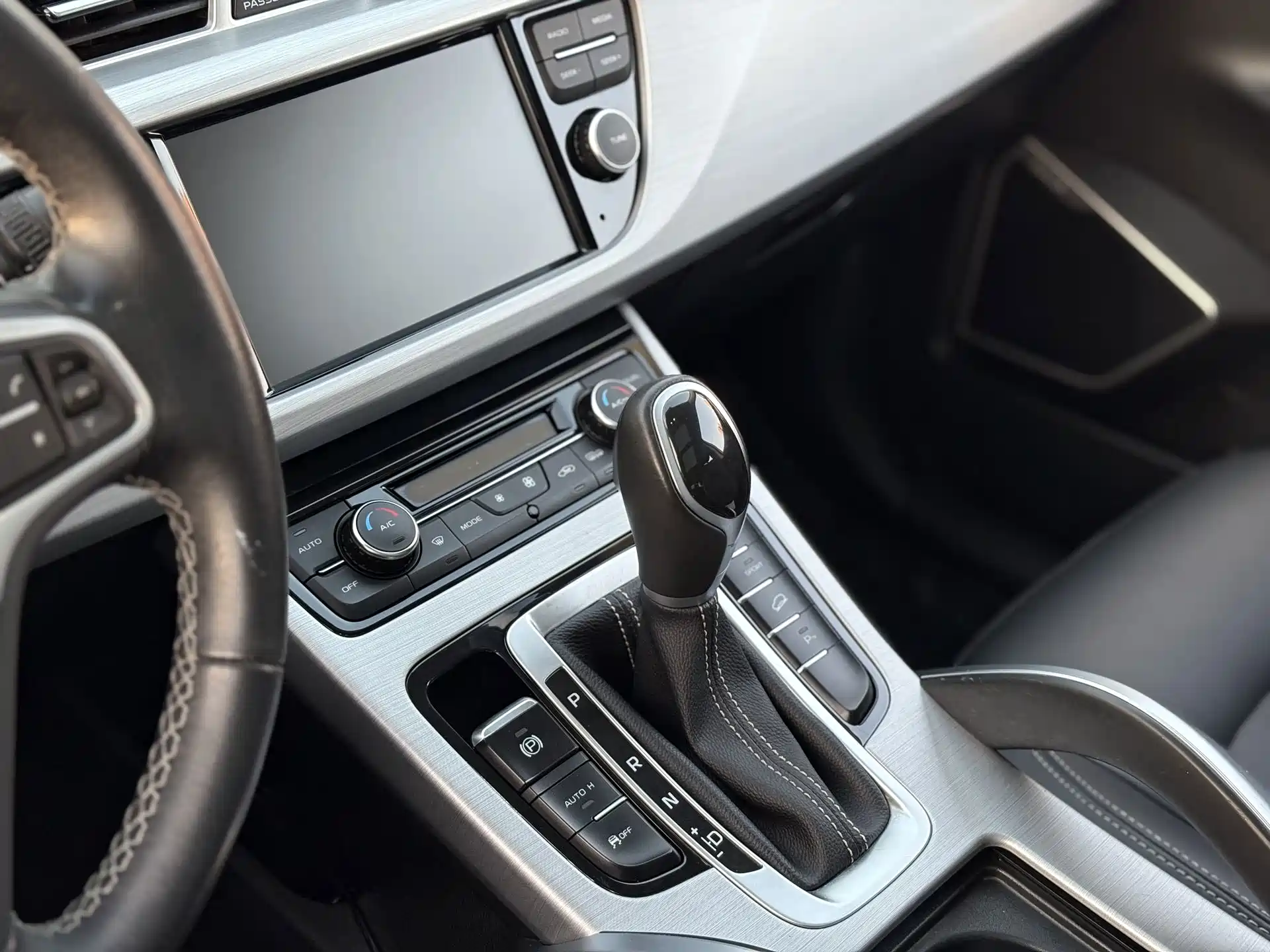 Фото 8 - Geely Atlas