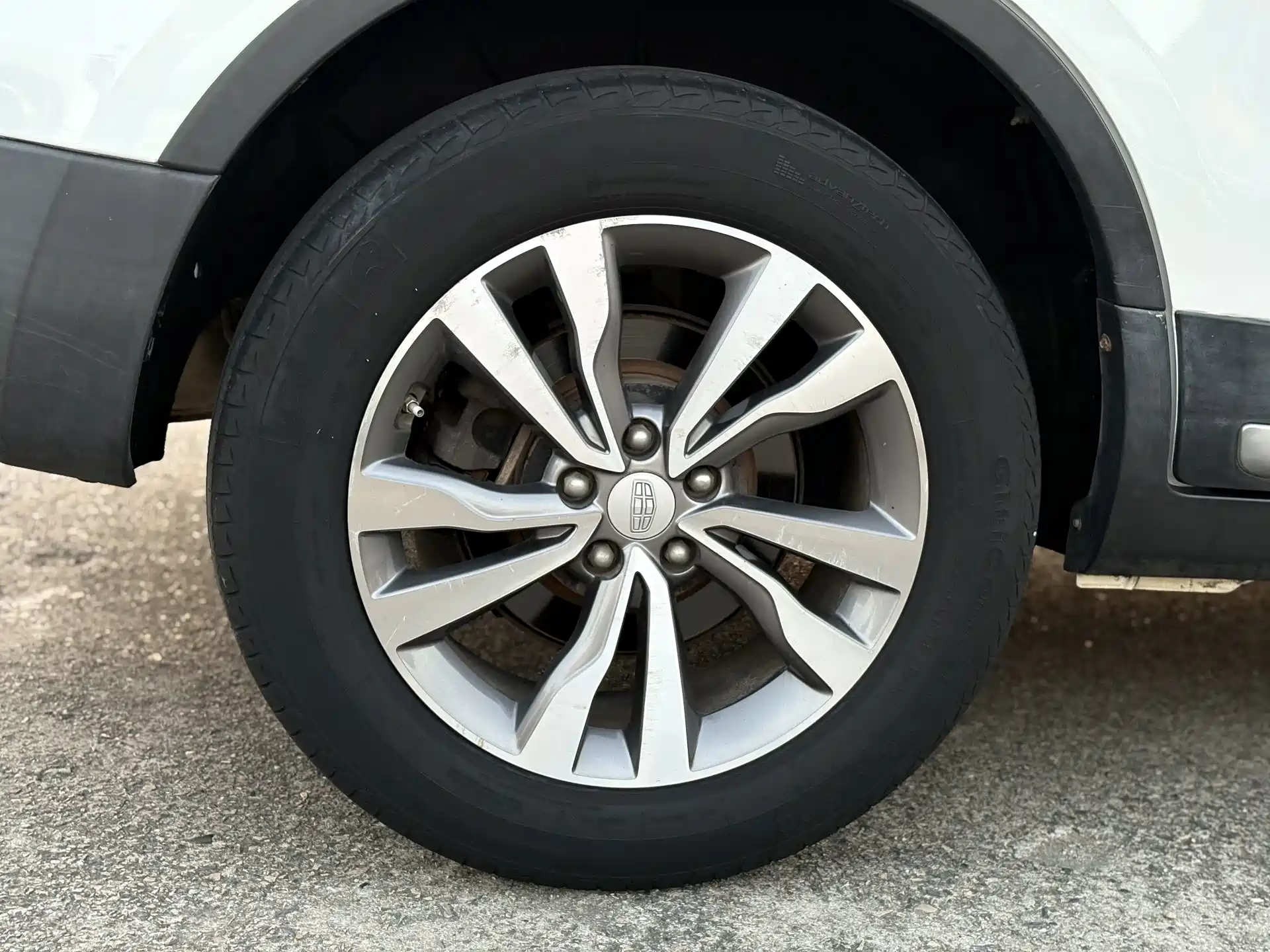 Фото 10 - Geely Atlas