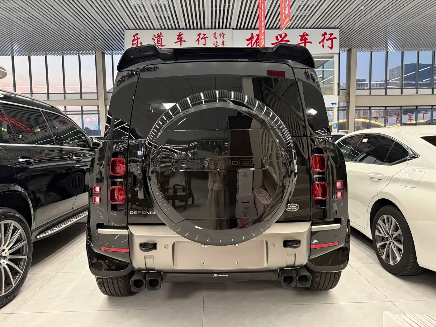 Land Rover Defender 2025 110 3.0T P400 Dark Special Edition фото 10