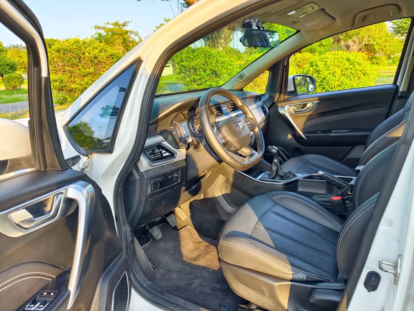 Фото 12 - Geely Vision X3