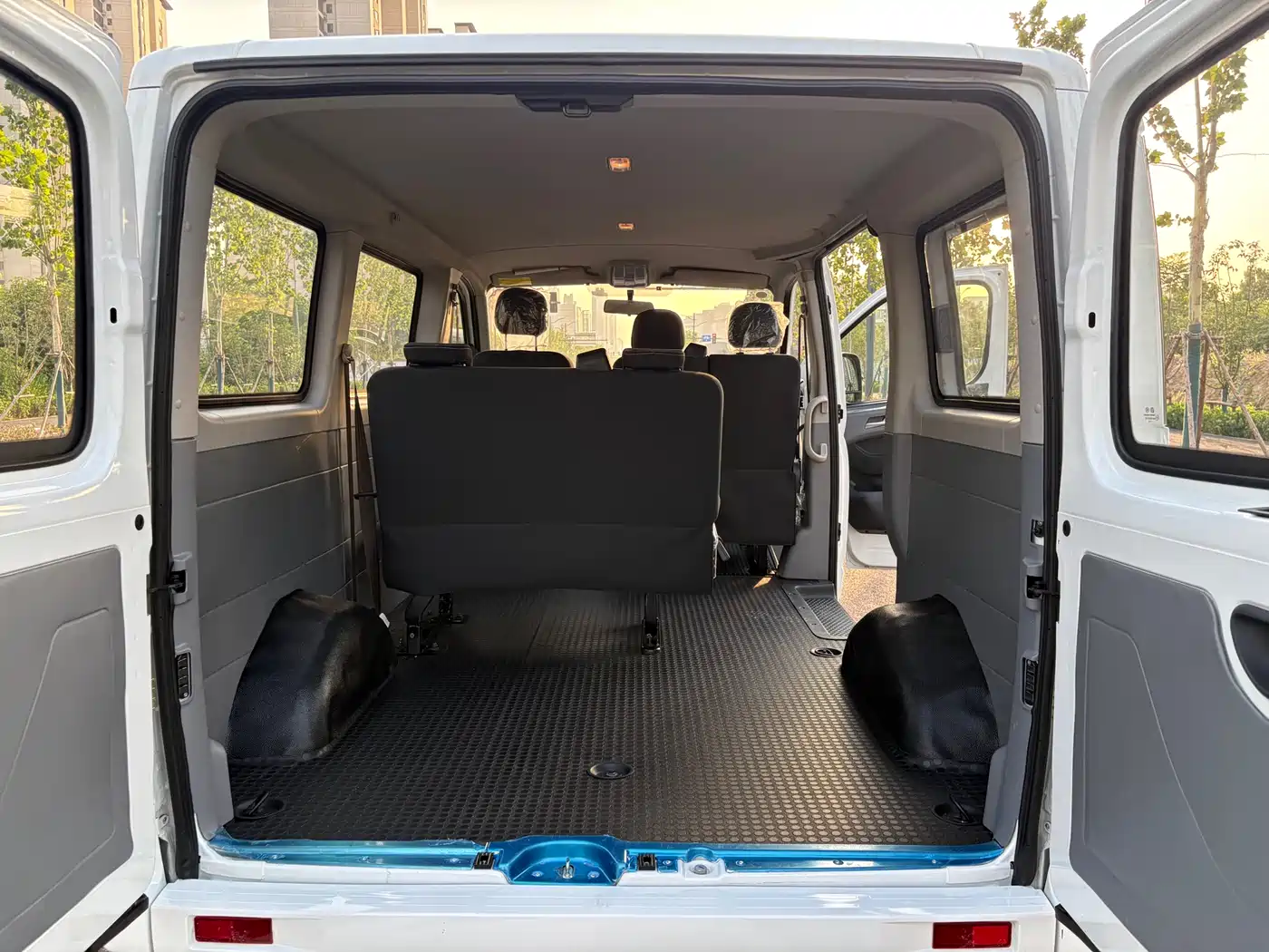 SAIC Maxus Xintu V80 2025 PRO Aoyun Express 2.0T Automatic Short Wheelbase Ultra-low Roof 5/6-Seater фото 9