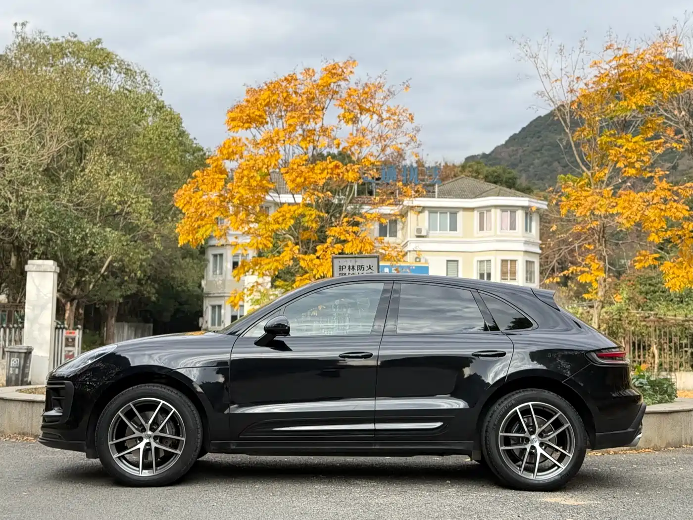 PORSCHE MACAN