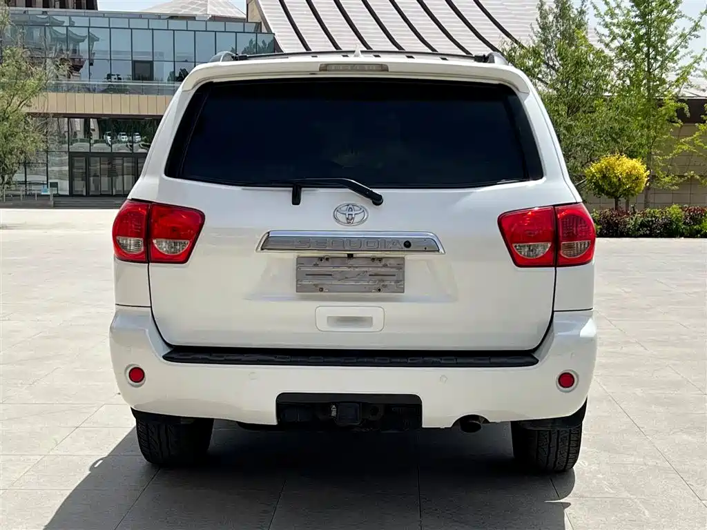 Toyota Sequoia 2010 5.7 Platinum Edition фото 9