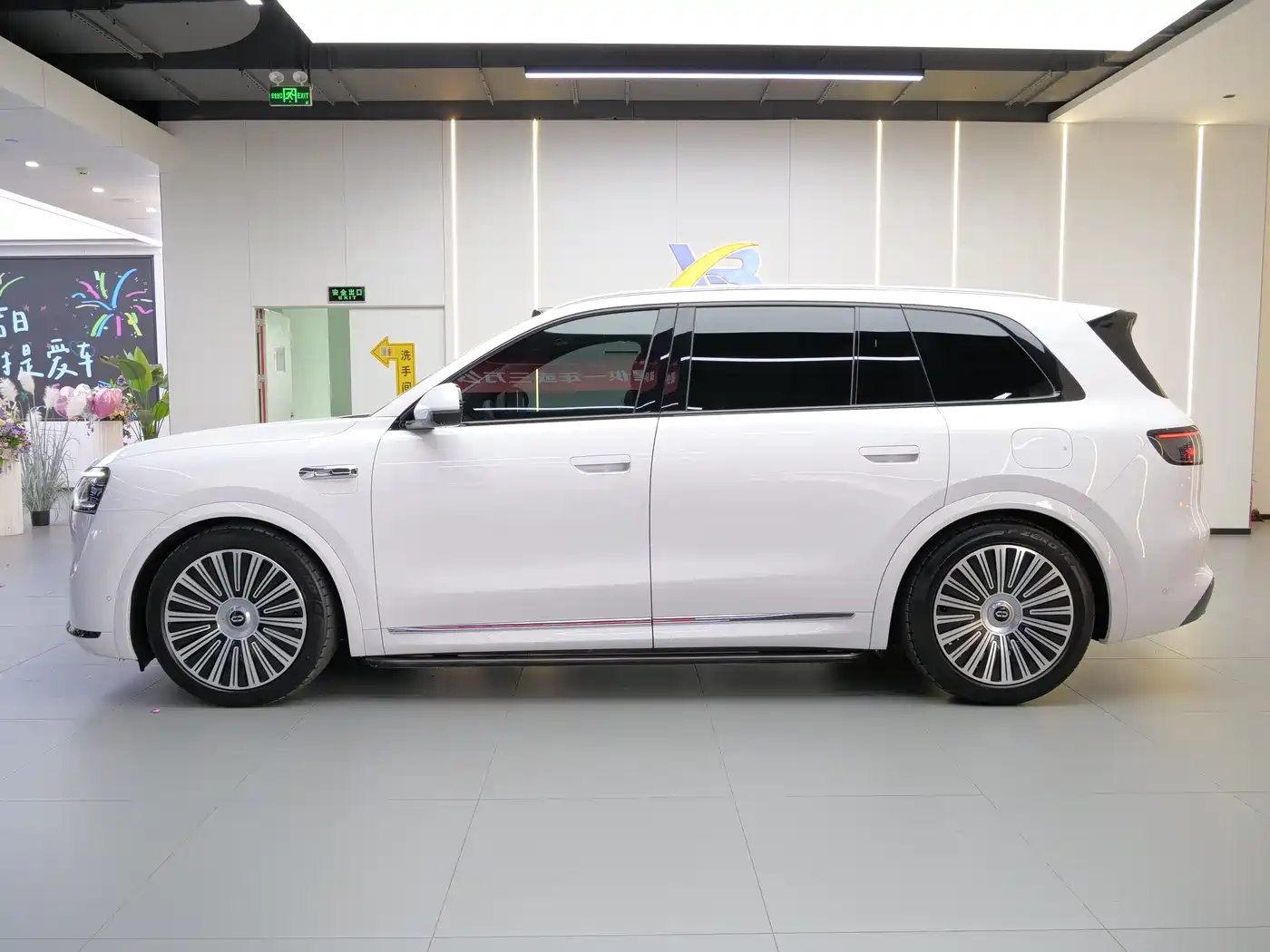 AITO Wenjie AITO M8 2025 Model Extended Range Max Edition 37kWh 6-Seater фото 2