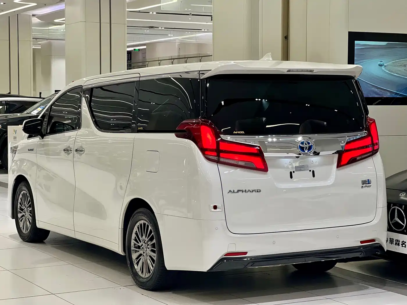 Toyota Alphard 2021 Hybrid 2.5L Premium фото 19