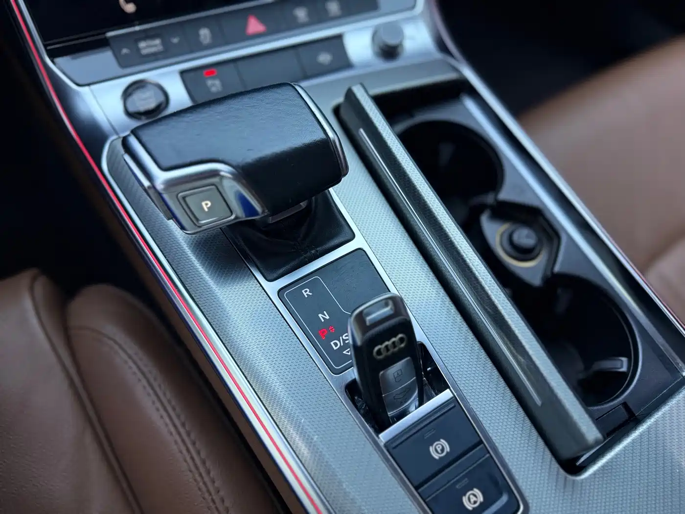 Фото 11 - Audi A6L