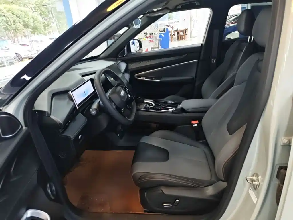 Photo 15 - Geely Atlas
