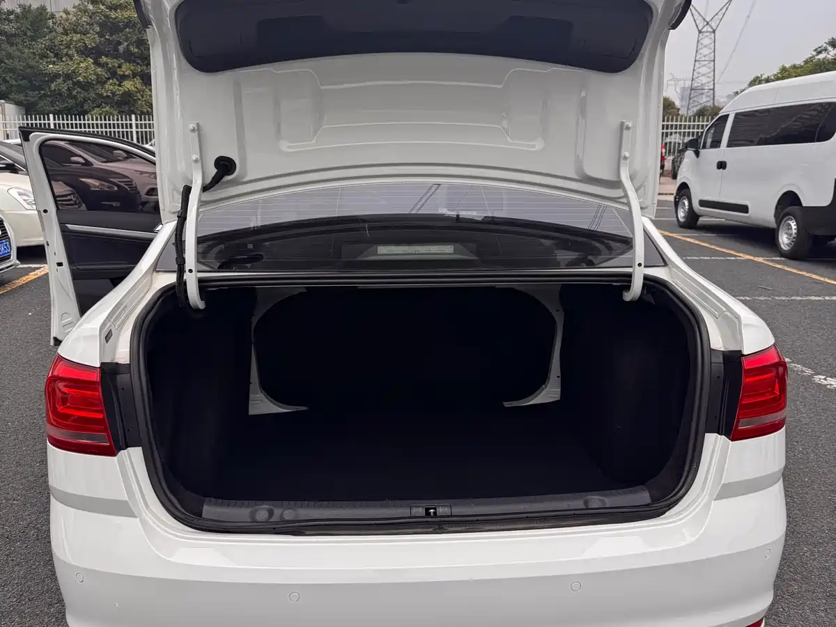 Volkswagen Lavida 2015 1.6L Automatic Comfort Edition фото 15