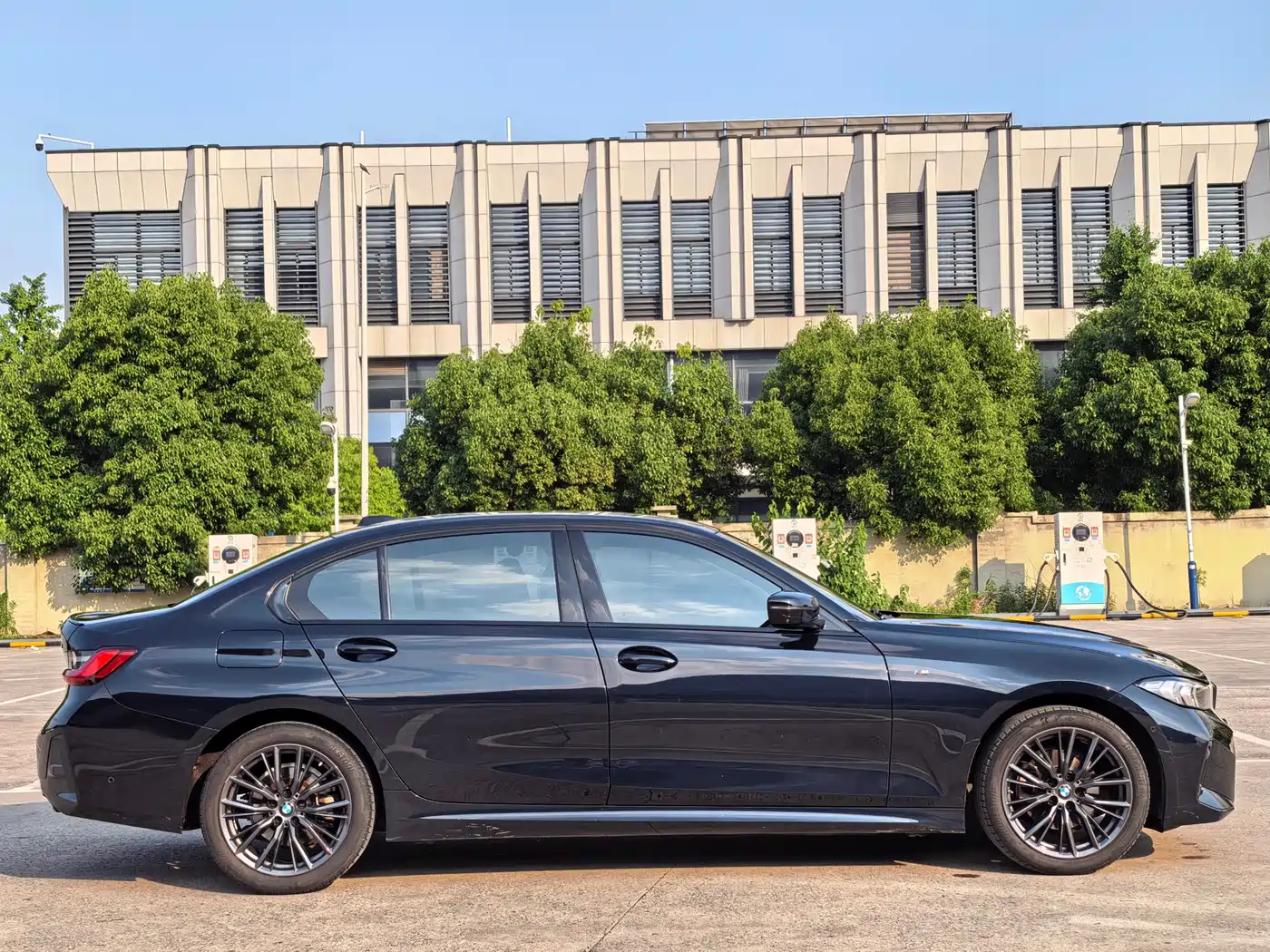 BMW 3 Series 2023 325i M Sport Black Night Package фото 3