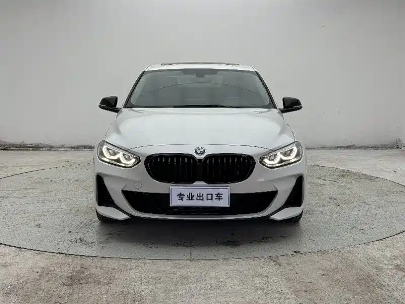 BMW 1 Series 2023 120i M Sport Shadow Edition фото 2