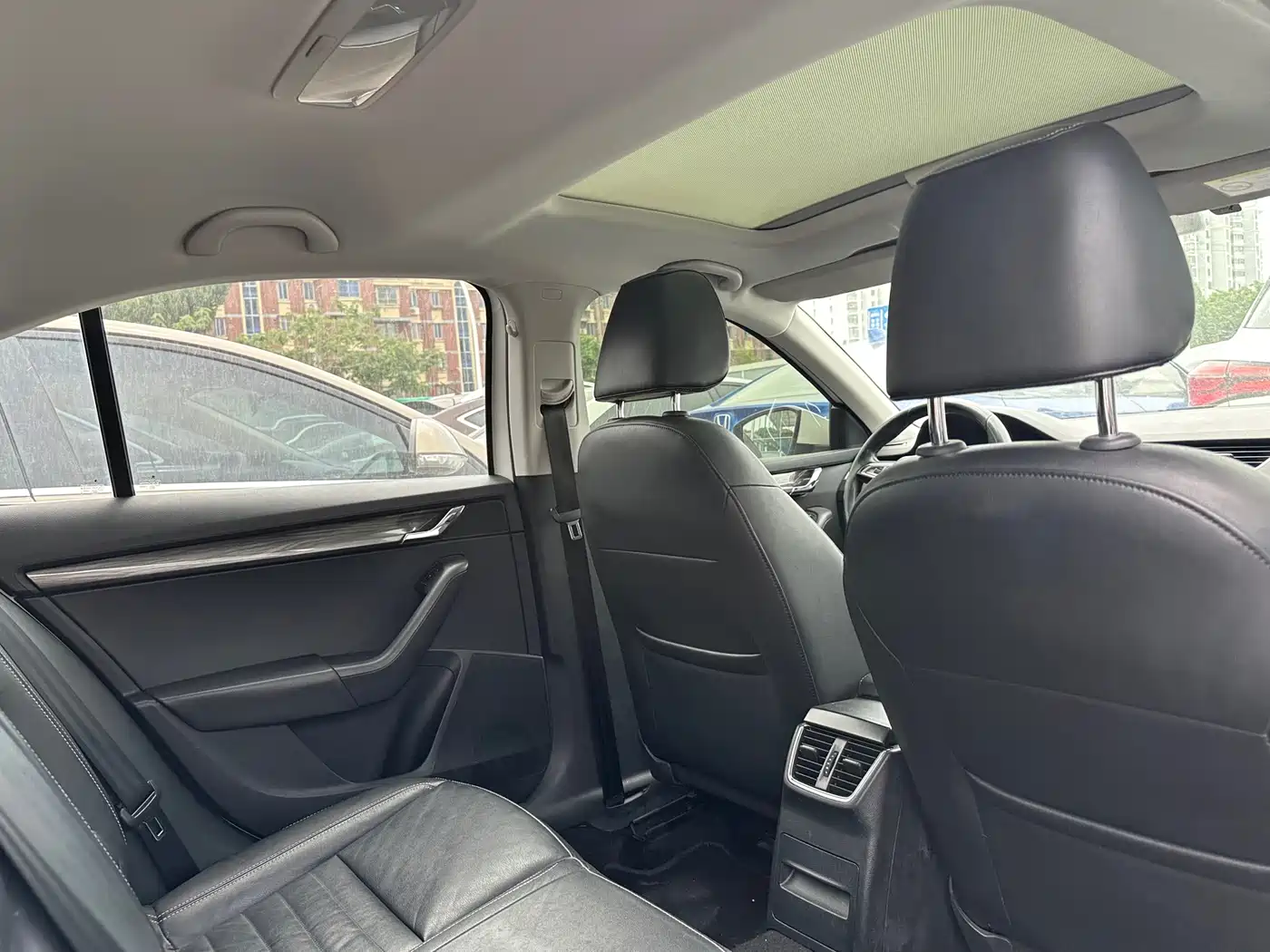 Škoda Octavia 2017 1.6L Automatic Smart Edition фото 11
