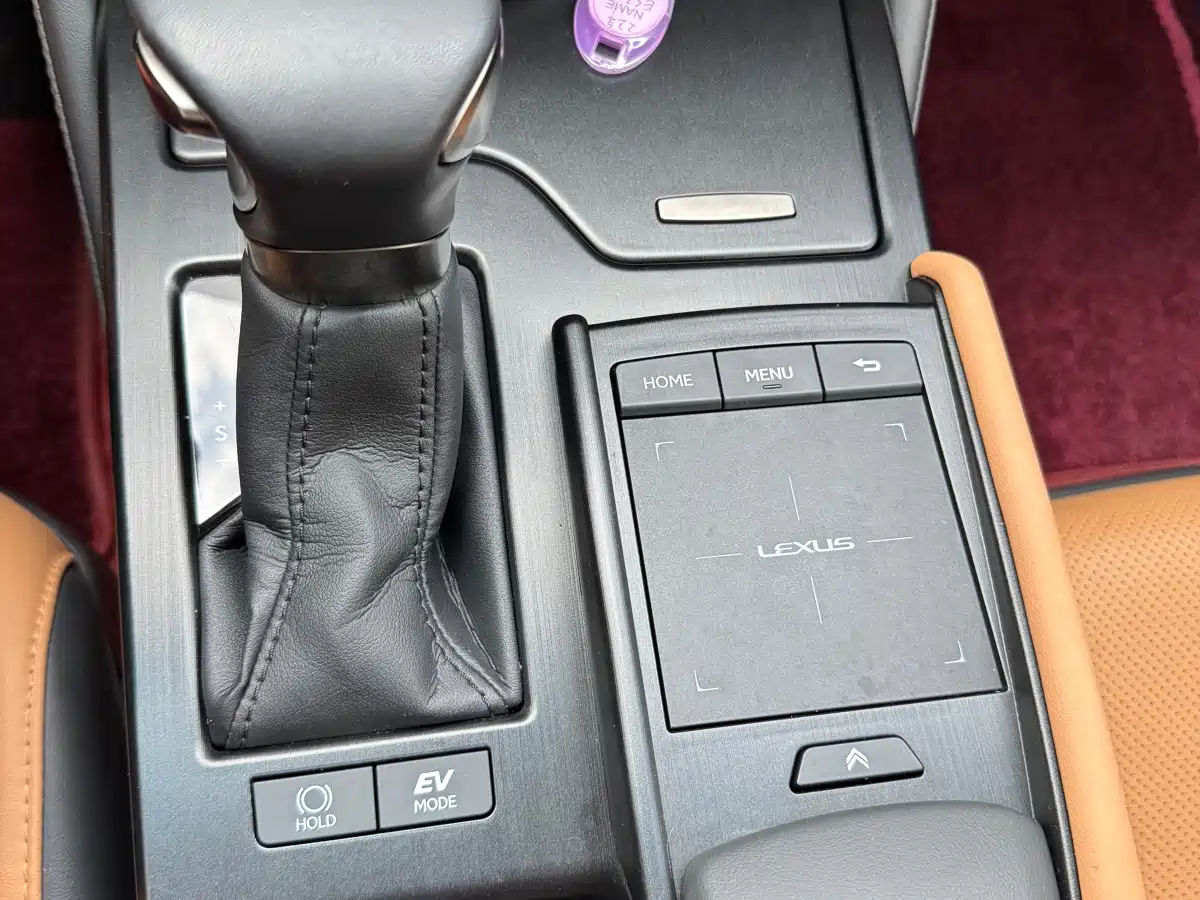 Lexus ES 2022 300h Ultimate Edition фото 7