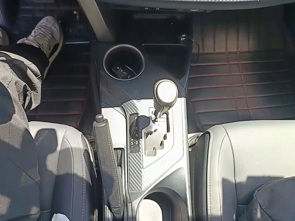 Toyota RAV4 Rongfang 2015 2.5L Automatic 4WD Elite Edition фото 10