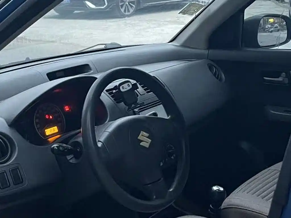 Photo 5 - Suzuki Swift
