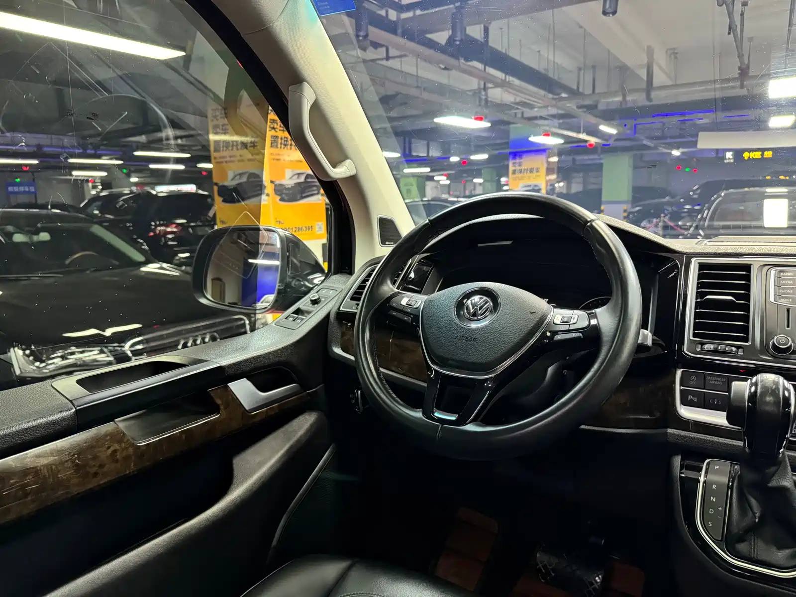 Фото 20 - Volkswagen Multivan