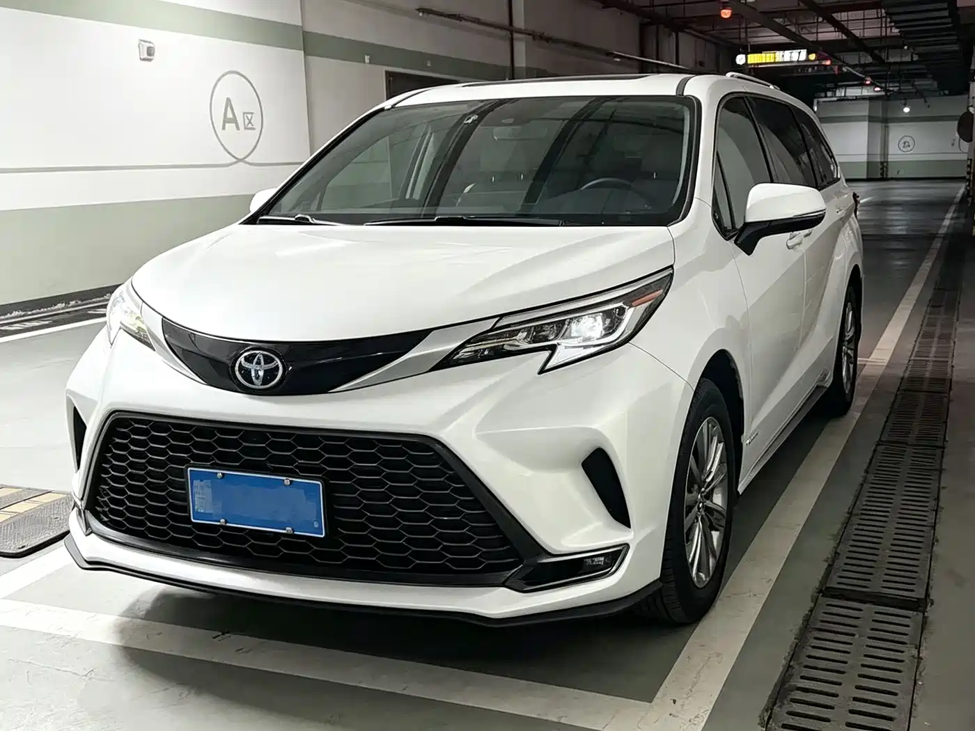 Toyota Granvia 2023 2.5L Hybrid Flagship VIP Edition