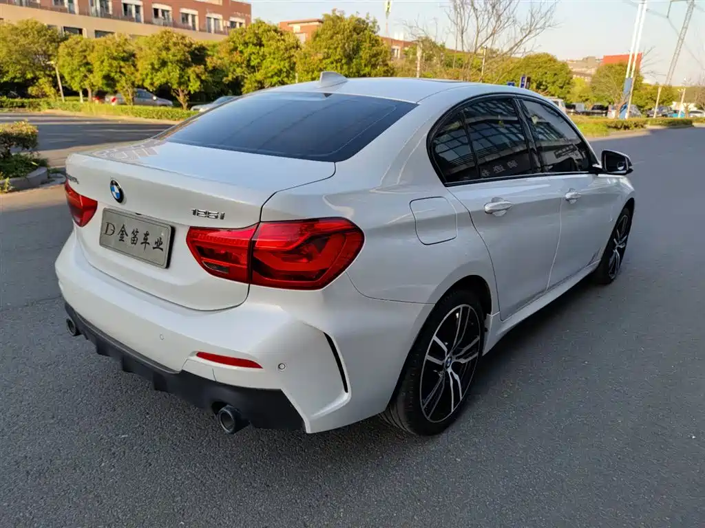BMW 1 Series 2021 125i M Sport Black Night Edition фото 10