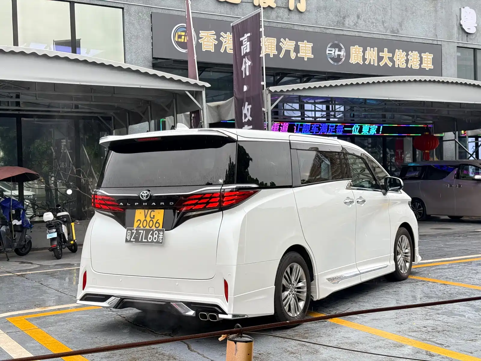 Photo 5 - Toyota Alphard