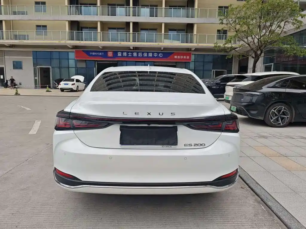 Lexus ES 2026 2025 200 Ultimate Edition