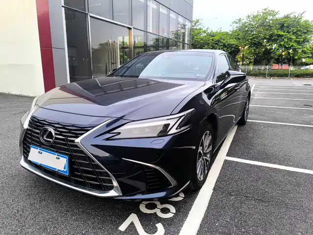 Lexus ES 200, Премиум