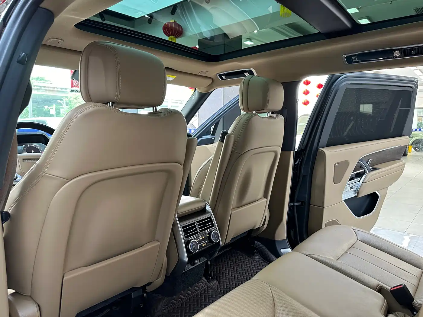 Land Rover Range Rover 2023 3.0 L6 400PS Golden Age 7-Seater Long Wheelbase фото 12
