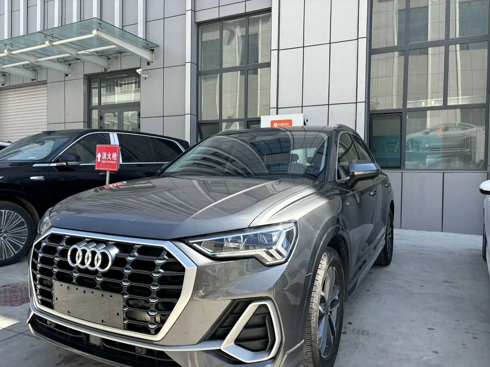 Photo 2 - Audi Q3
