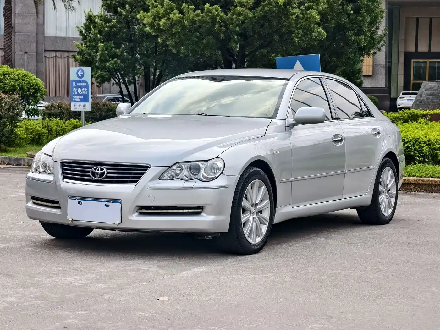 Фото 1 - Toyota Reiz