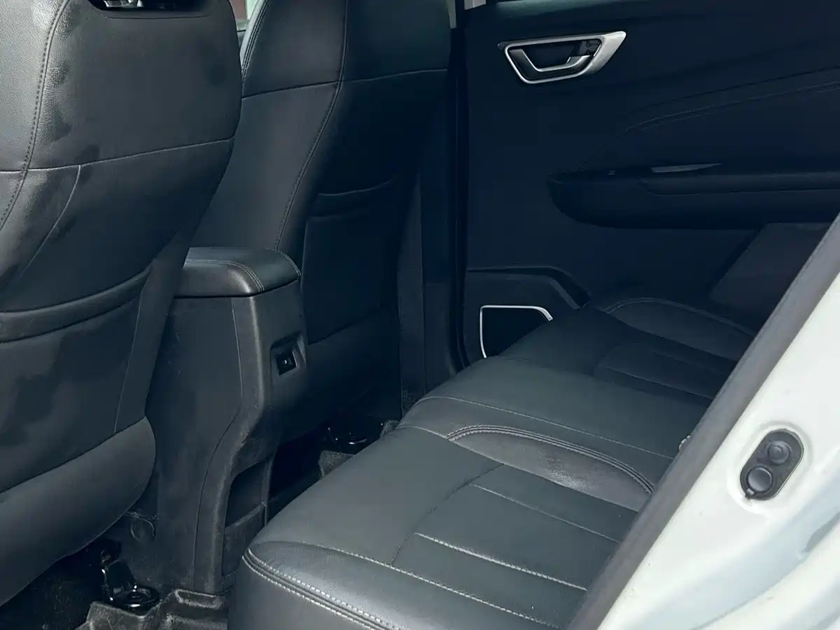 Фото 5 - Geely Vision X3