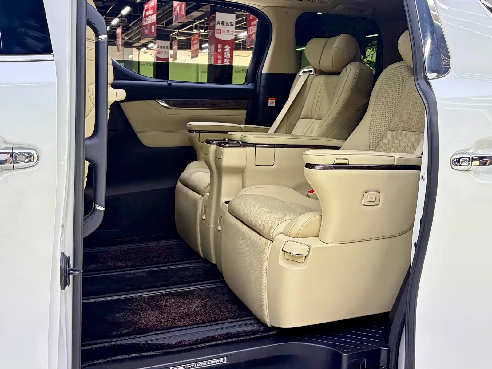 Фото 8 - Toyota Vellfire