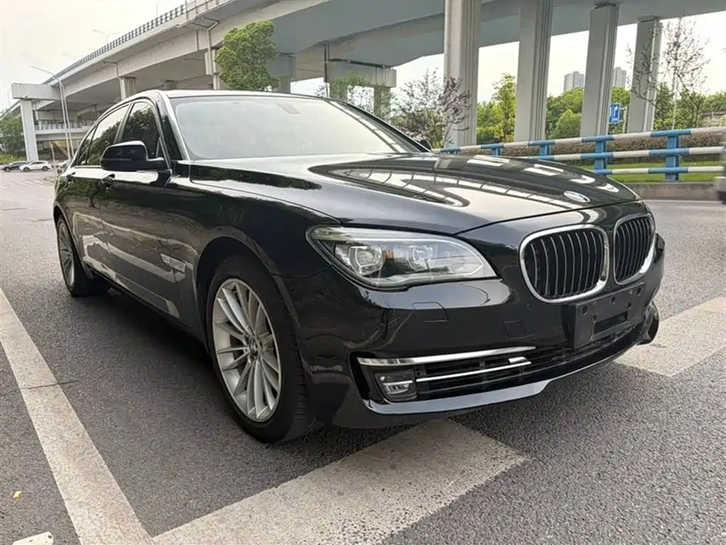 BMW 7 Series 2013 Model 740Li Luxury фото 2
