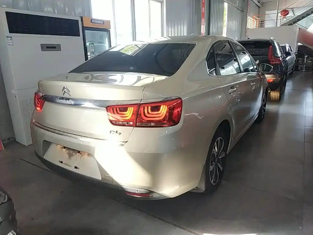 Citroën C4 C-Quatre 2017 2016 1.6L Automatic Luxury Model