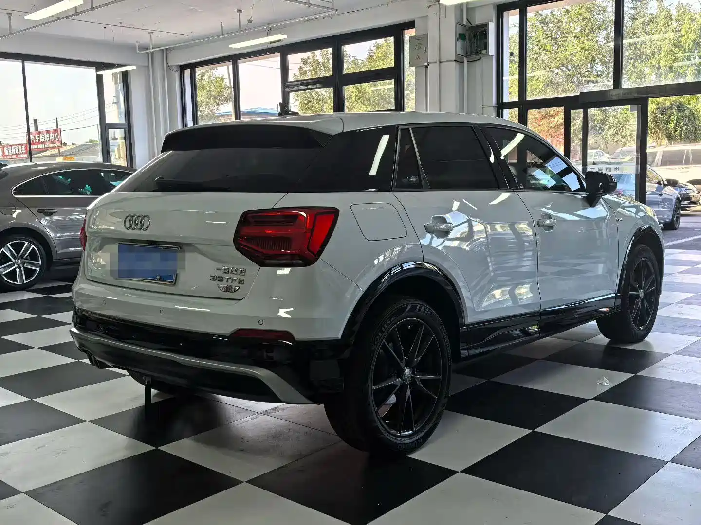 Photo 9 - Audi Q2L