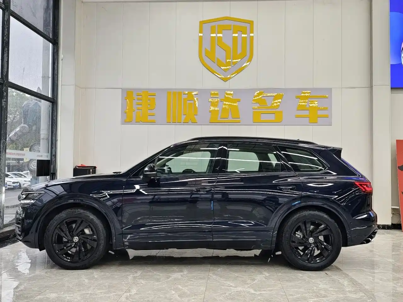 Volkswagen Touareg 2021 3.0TSI Sharp Edition with Gloss Black Sports Package фото 3
