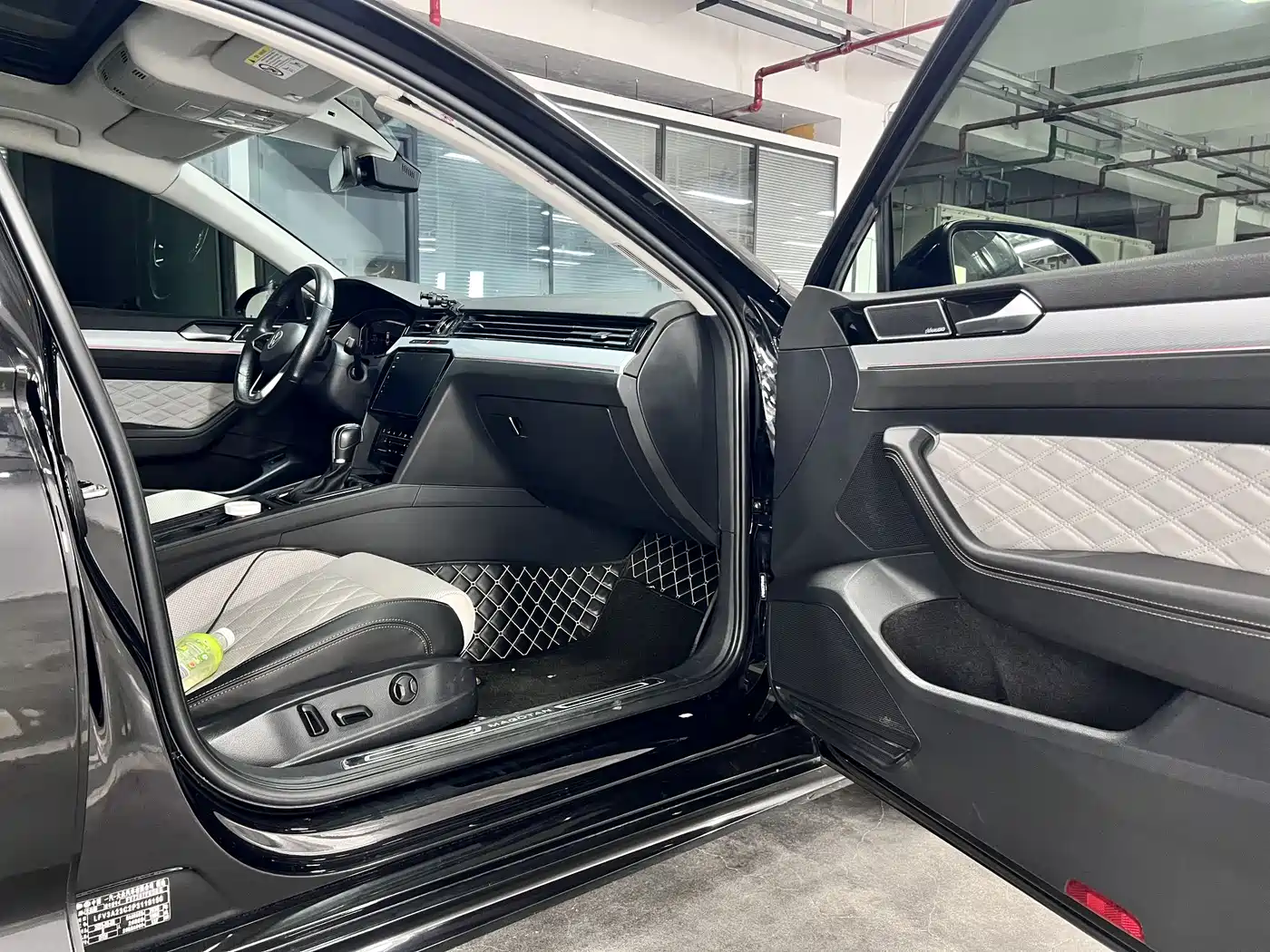 Volkswagen Magotan 2023 Model 2 Million Commemorative Edition 330TSI DSG Luxury фото 8