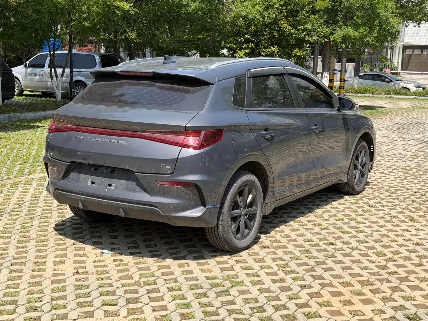 BYD E2