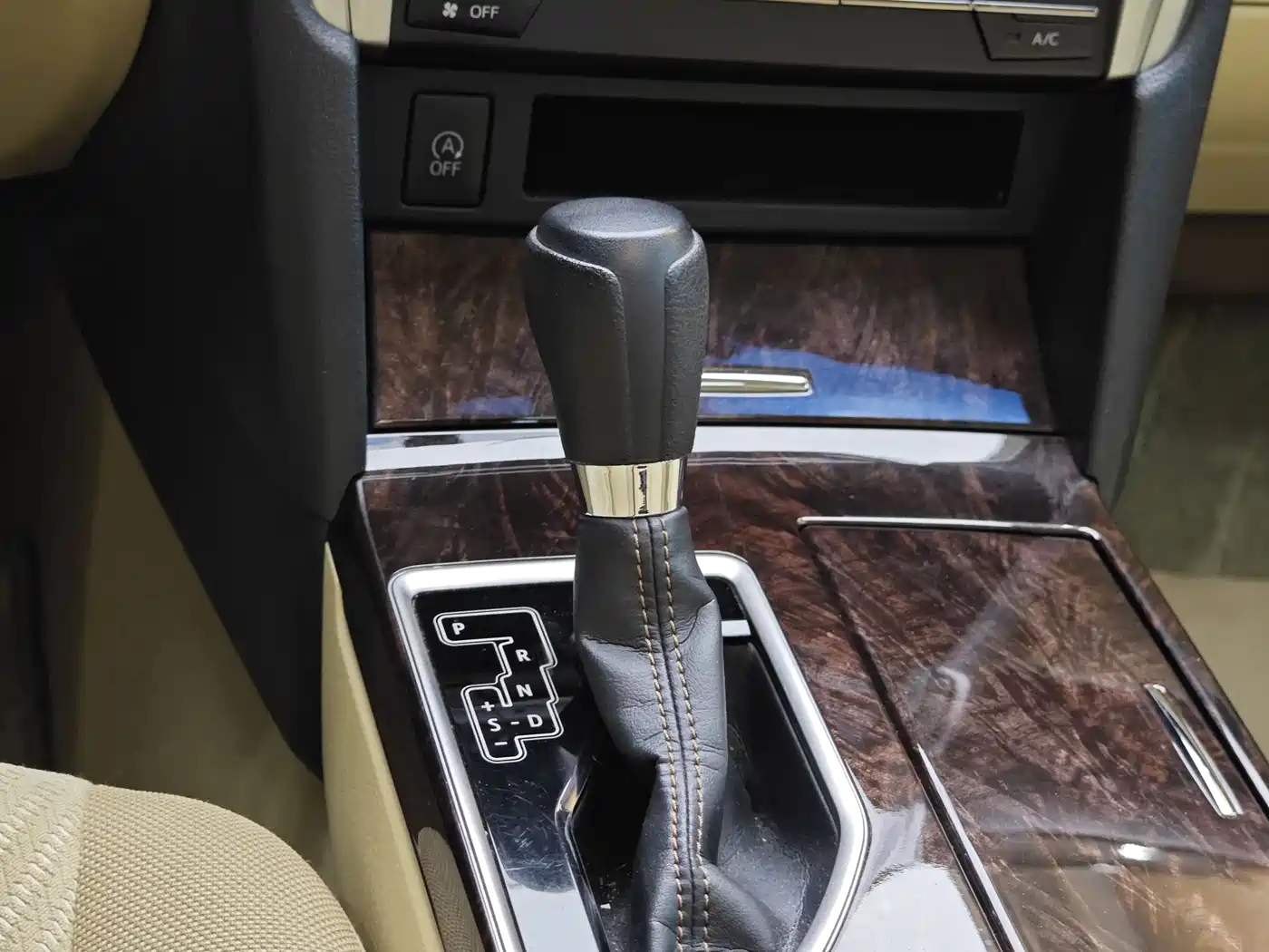 Toyota Camry 2016 2.0E 10th Anniversary Elite Edition фото 18