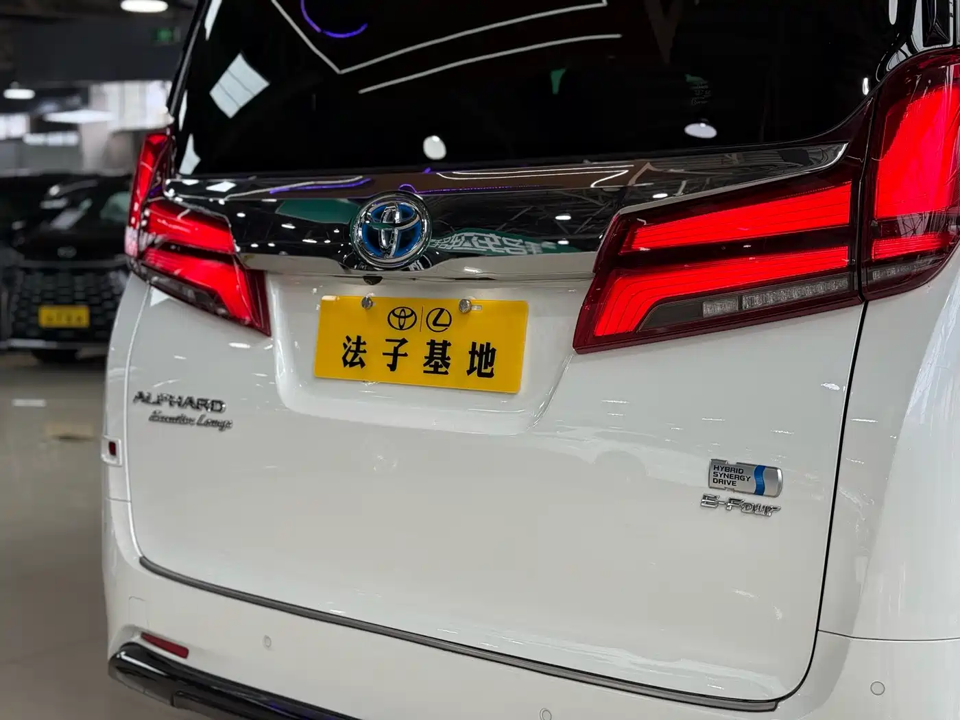Toyota Alphard 2021 Hybrid 2.5L Premium фото 24