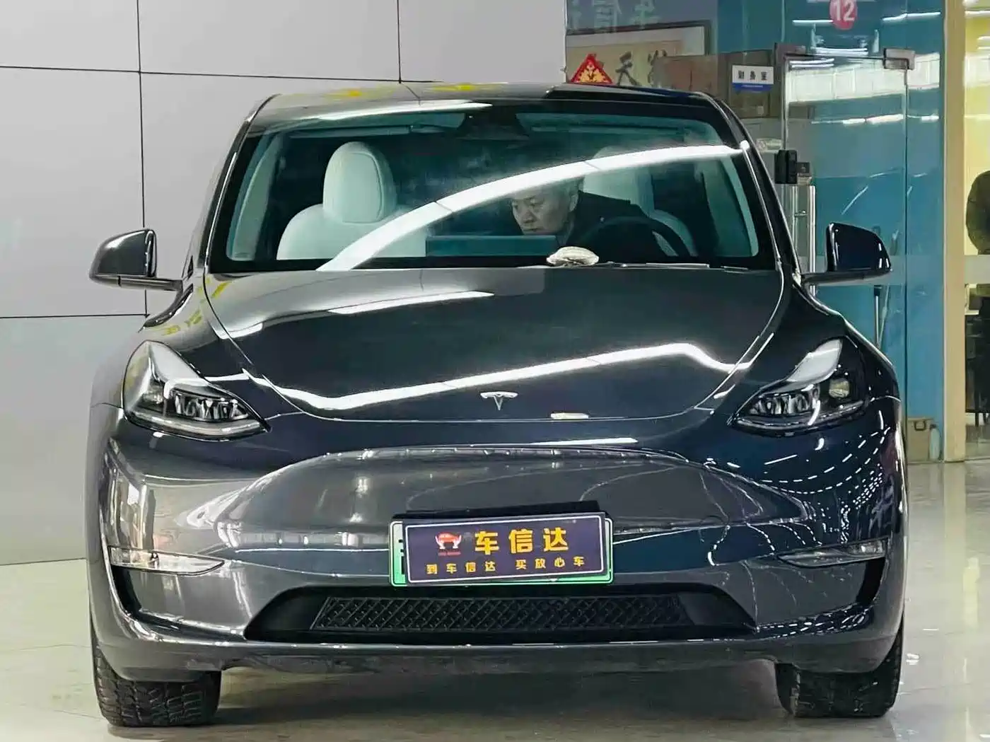 TESLA MODEL Y