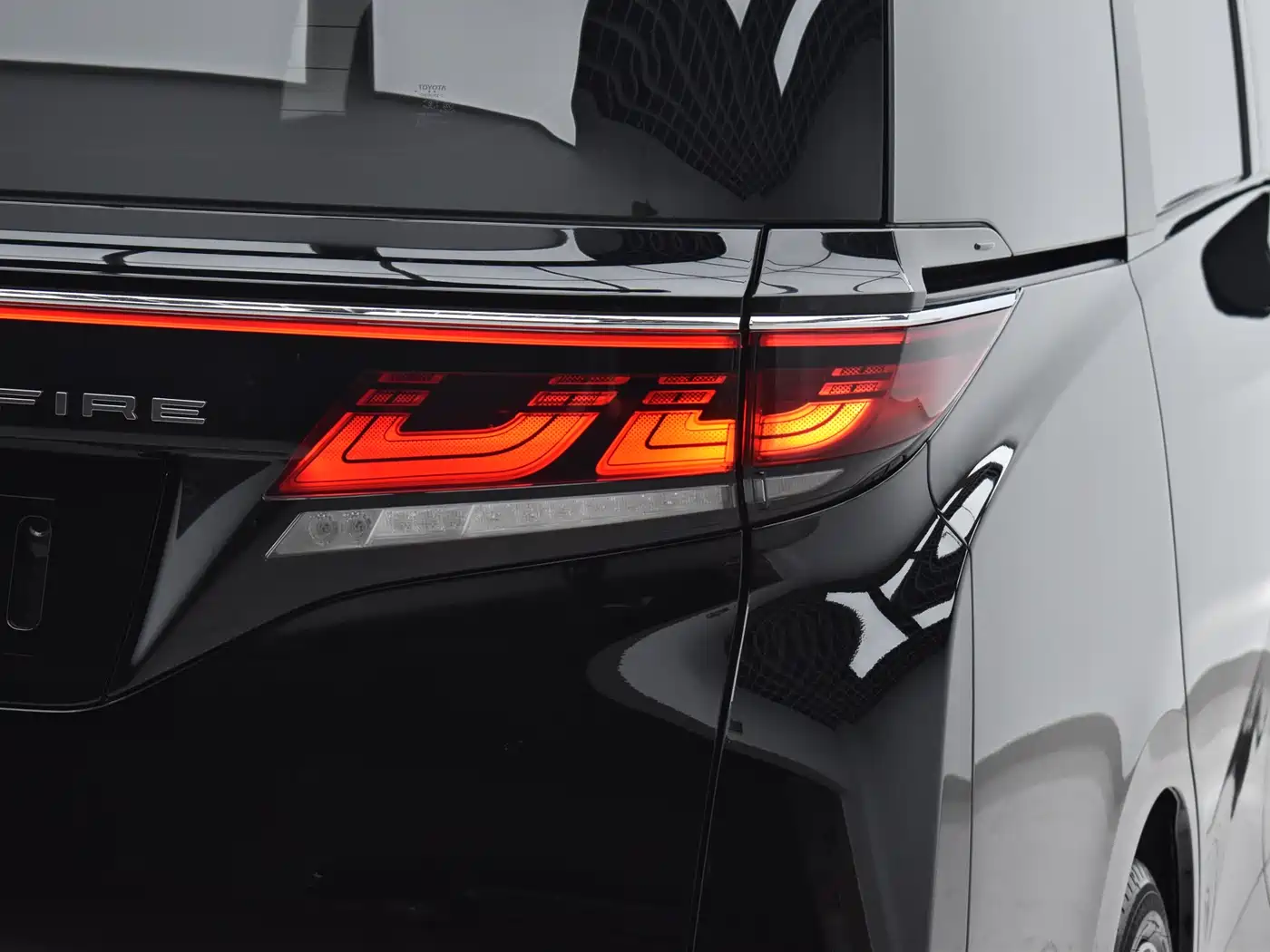 Toyota Vellfire 2024 Crown Hybrid 2.5L Executive Premium Edition фото 21