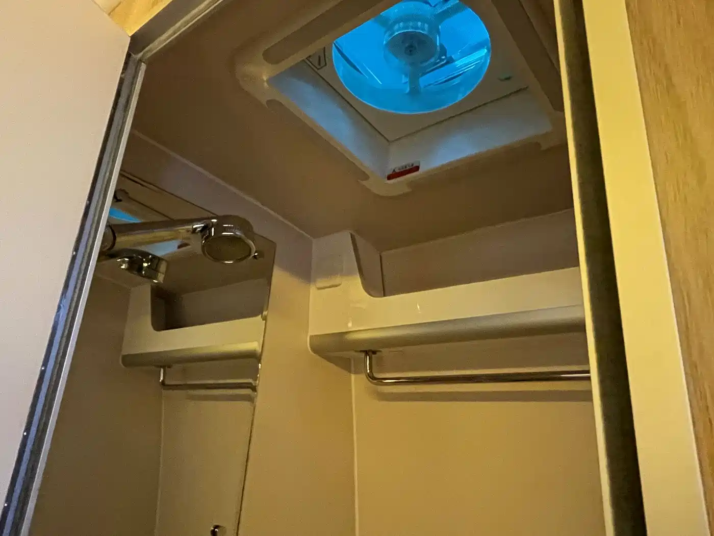 SAIC Maxus MAXUS V90 RV 2021 2.0T Travel Home V90 Self-Contained Class B RV Luxury Transverse Bed фото 20