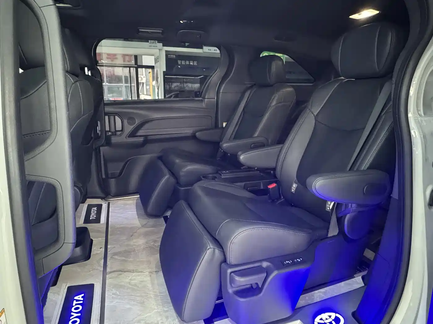 Toyota Sienna 2021 2.5L Hybrid Premium Edition фото 5